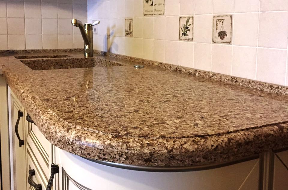 Столешница из кварцквого агломерата CaesarStone цвет 6350 с двумя интегрированными мойками